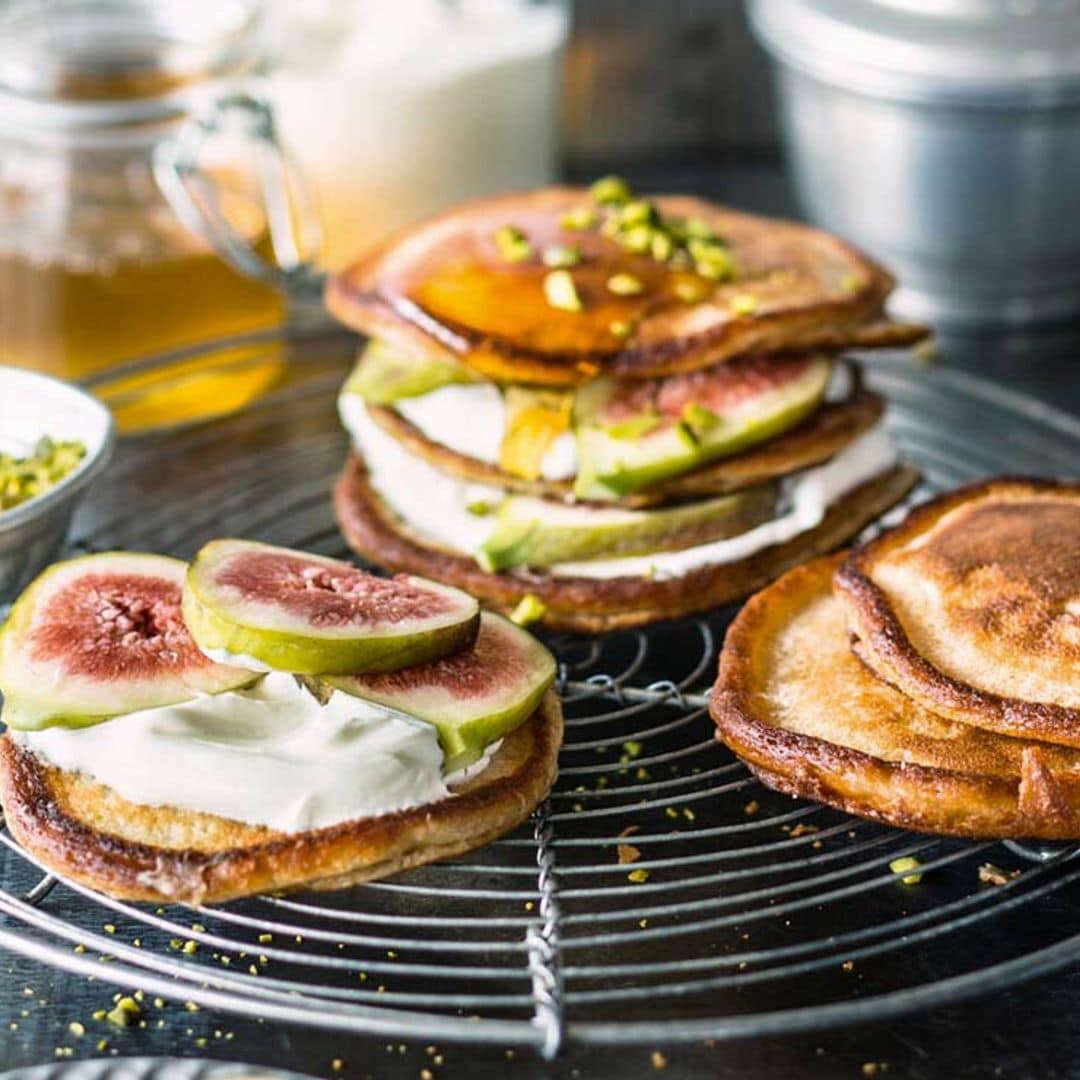 Tortitas árabes con crème fraîche, higos y pistachos