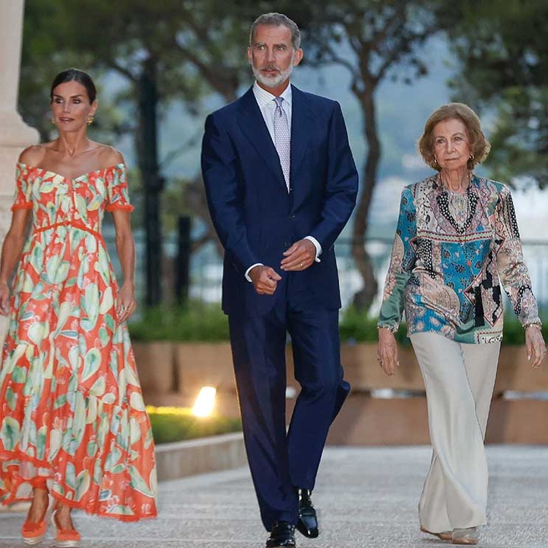 Los Reyes, junto a doña Sofía, reciben a la sociedad balear por primera vez en el Palacio de Marivent