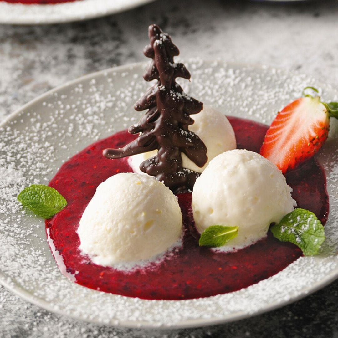 Helado de yogur con 'coulis' de fresas con árbol de chocolate