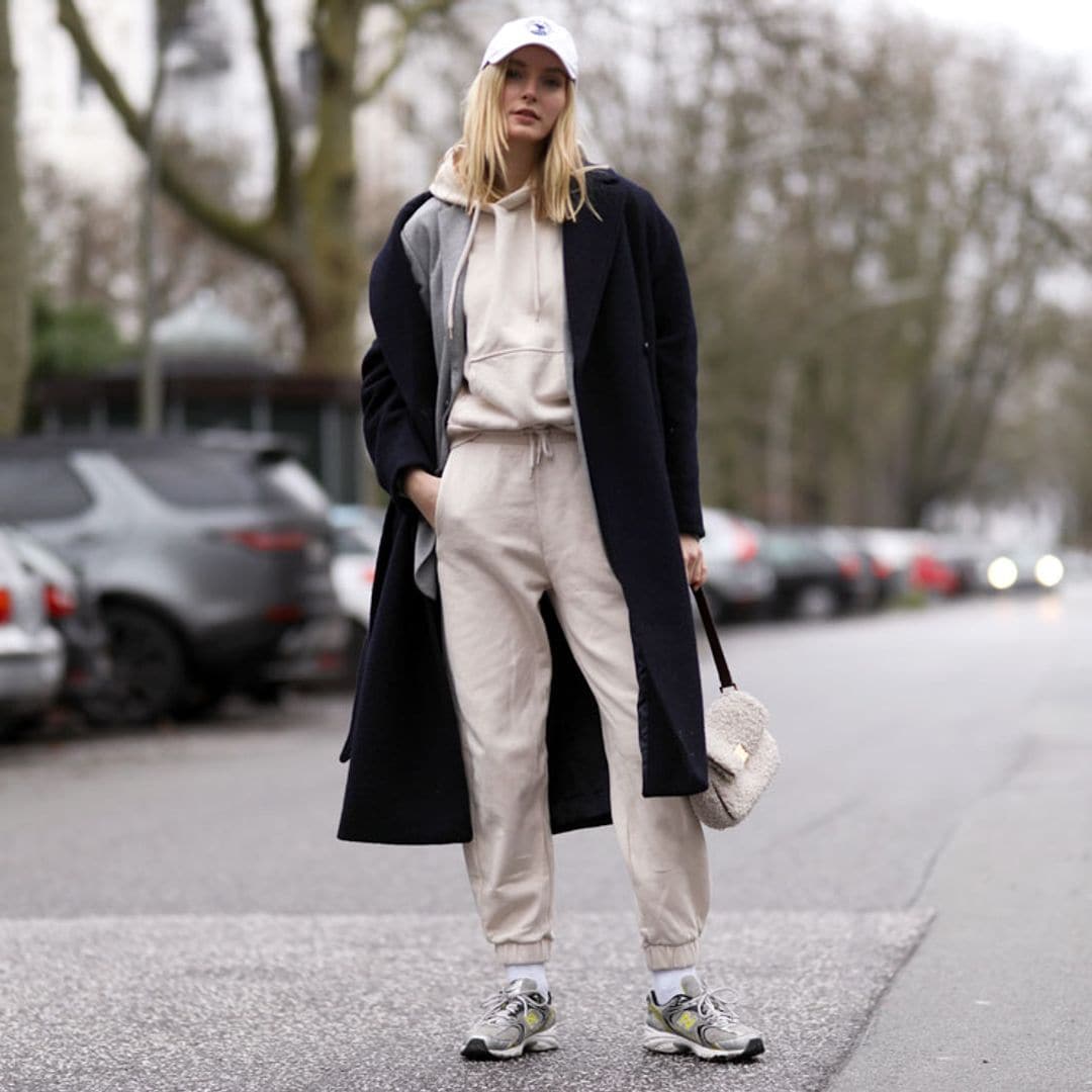 Pantalones deportivos o de cuero, la alternativa perfecta para no llevar vaqueros