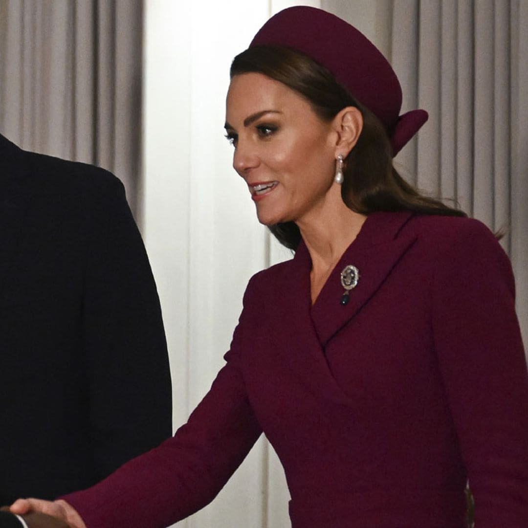 Kate rescata el histórico broche 'Príncipe de Gales' con un look burdeos de tocado y lazo