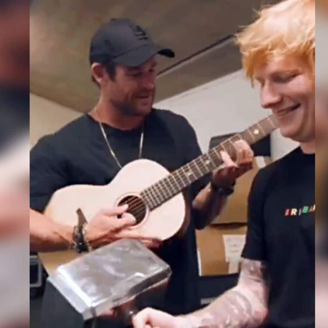 Chris Hemsworth consigue la guitarra de Ed Sheeran ¡a cambio del martillo de Thor!