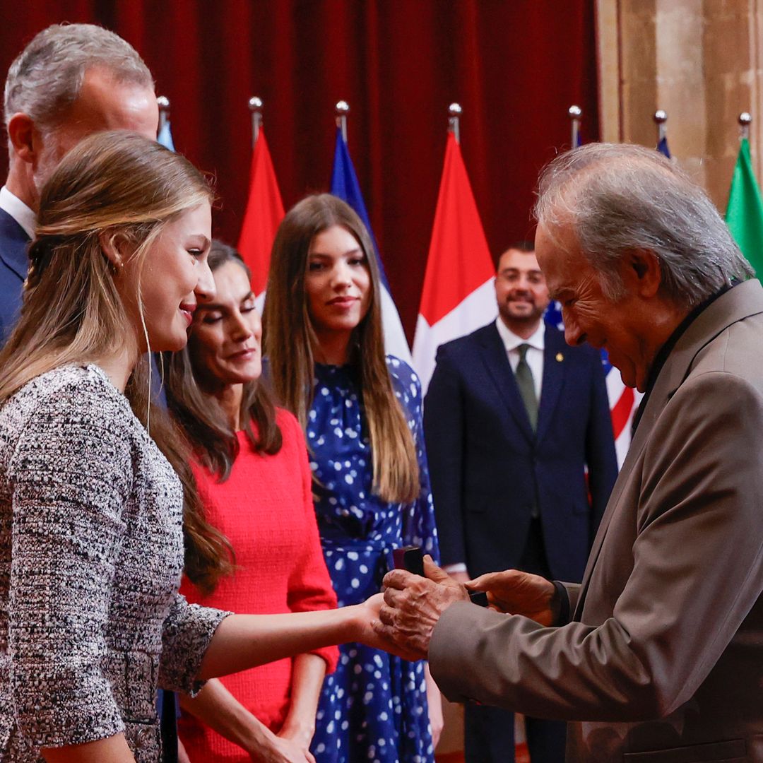 La espontaneidad de Joan Manuel Serrat y su mujer con los Reyes y sus hijas