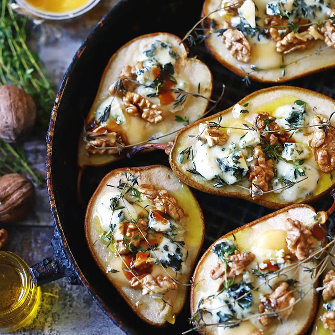 Peras al horno con queso azul, miel y hierbas