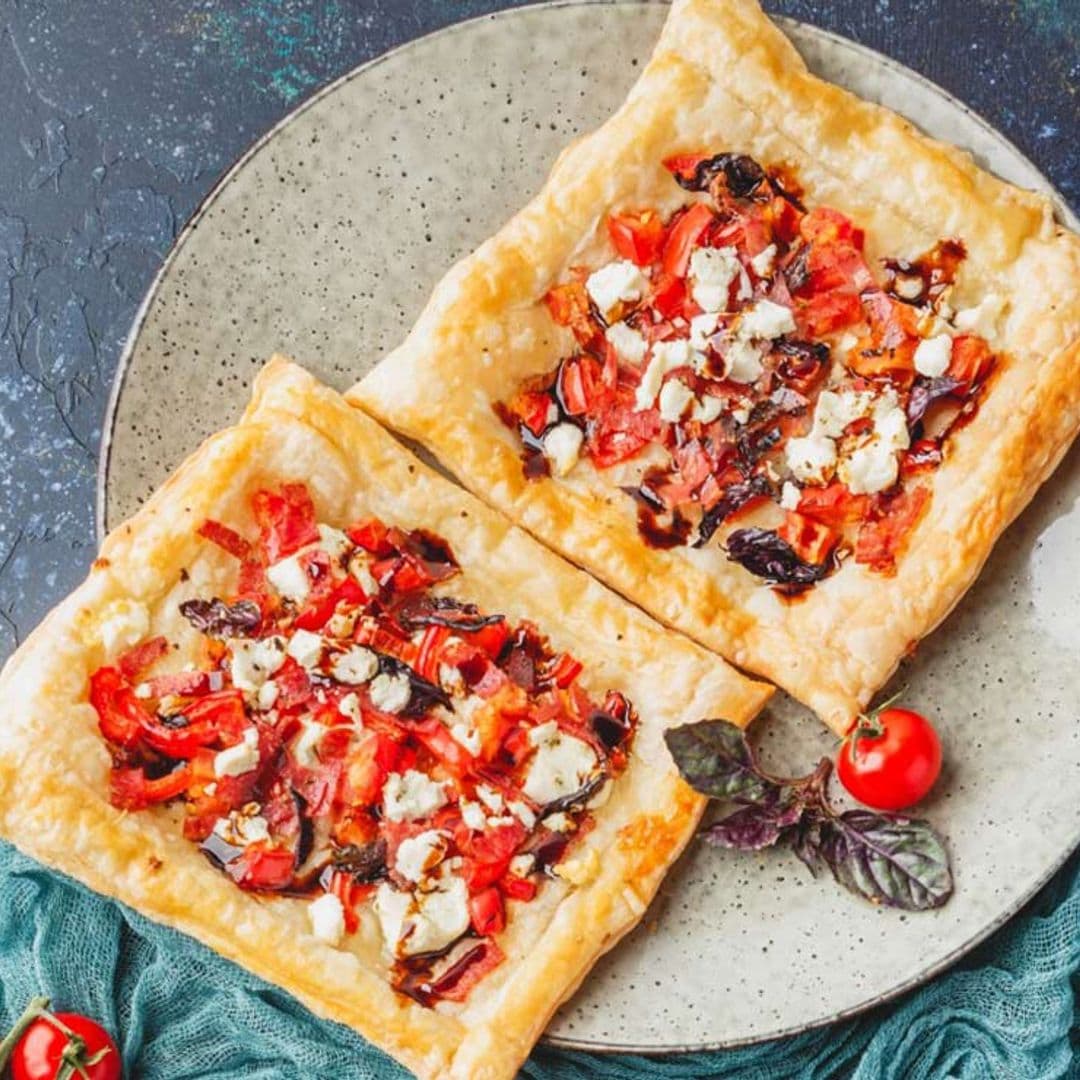 Tartitas de queso con tomate y pimiento rojo