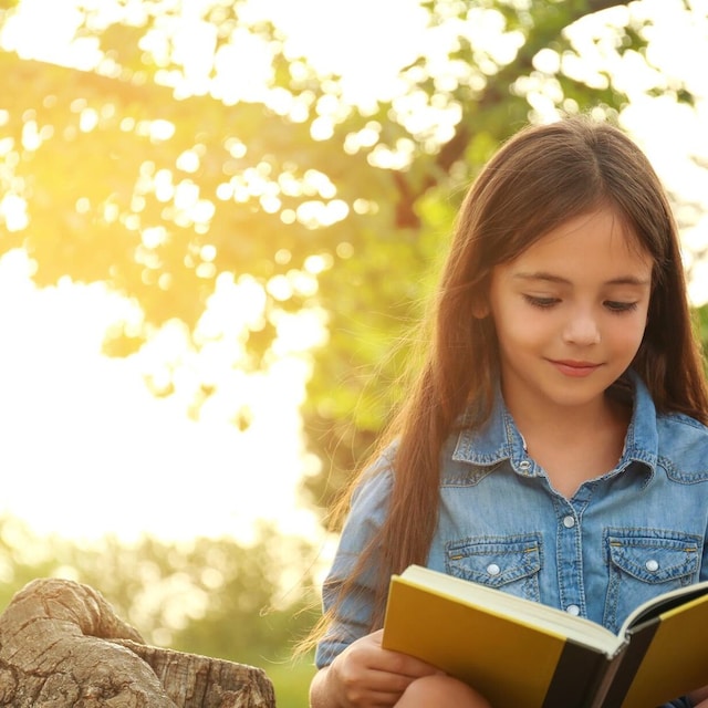 ni a en un bosque leyendo un libro