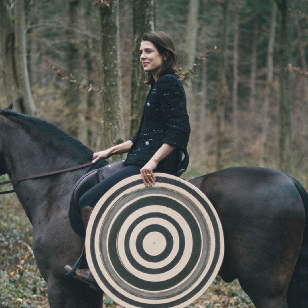 A caballo con una chaqueta-joya: Carlota Casiraghi protagoniza el sueño ecuestre de Chanel