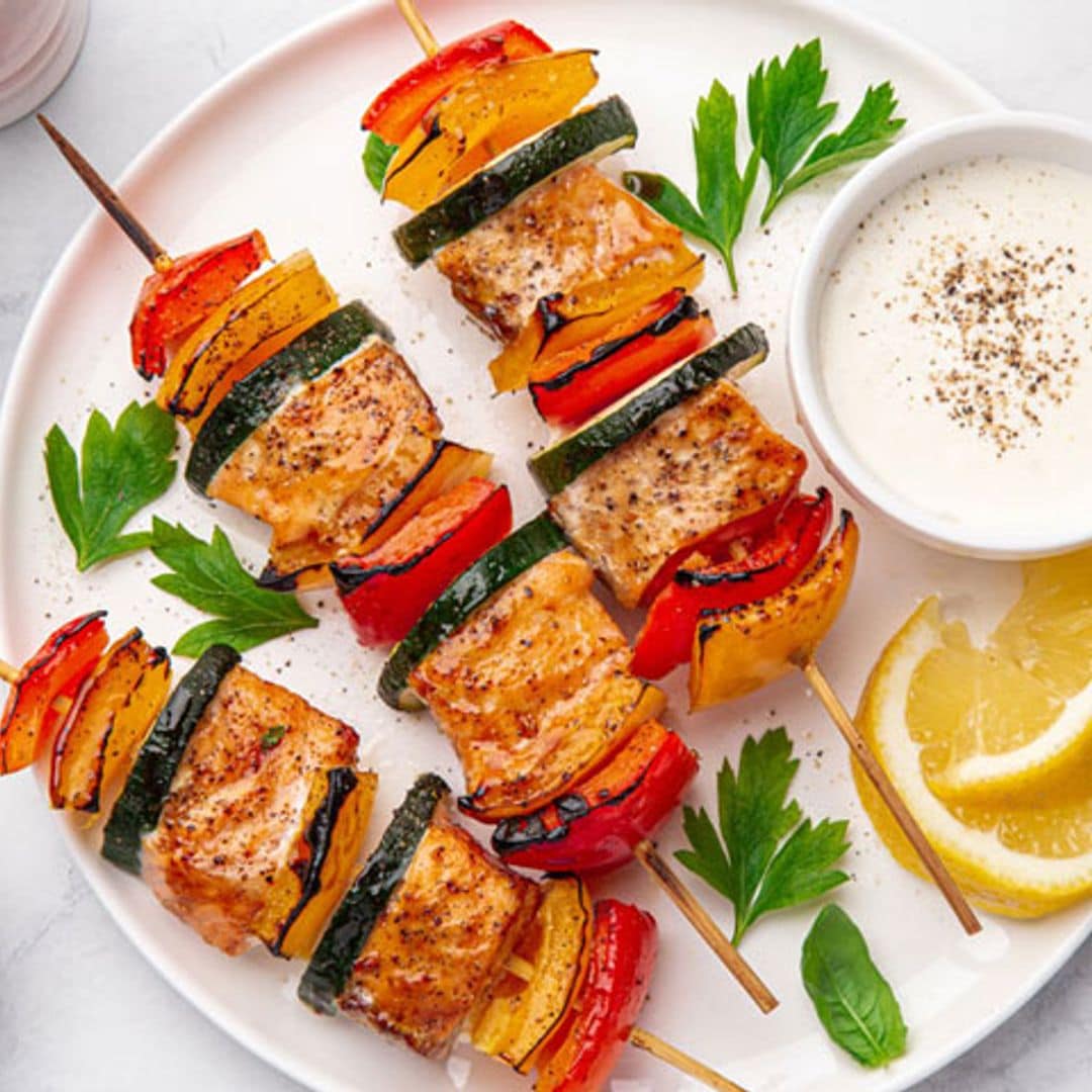 Brochetas de salmón y verduras con yogur y limón