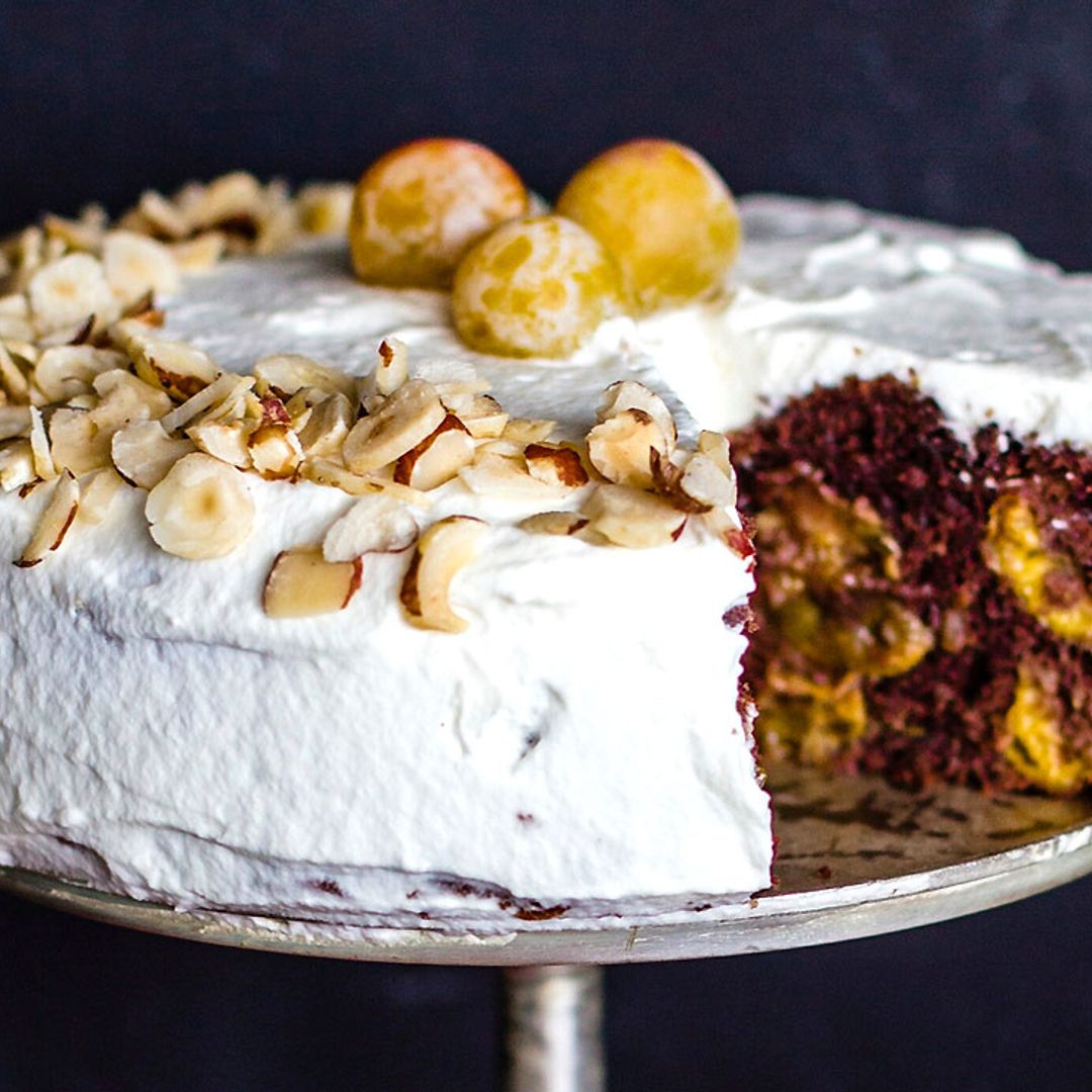 Tarta de chocolate, ciruelas y queso crema