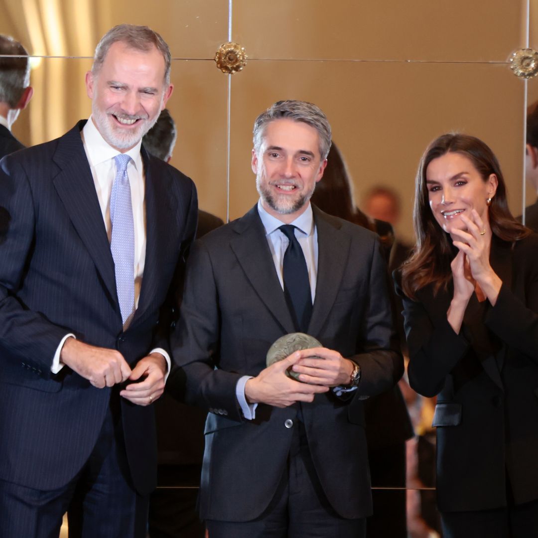 La reina Letizia se reencuentra con compañeros periodistas para premiar a Carlos Franganillo