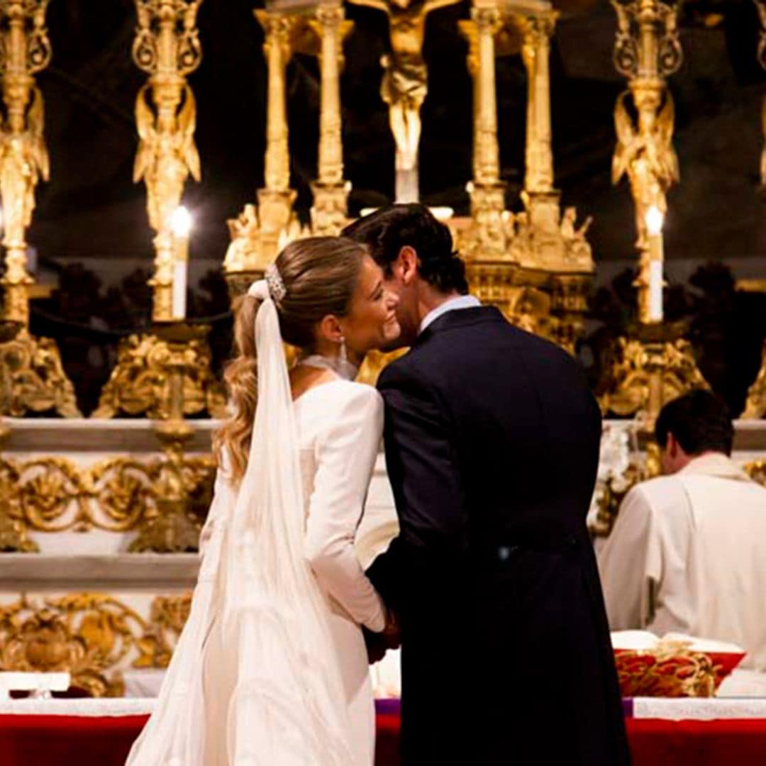 Un vestido romántico y con capa para la boda de María en Madrid