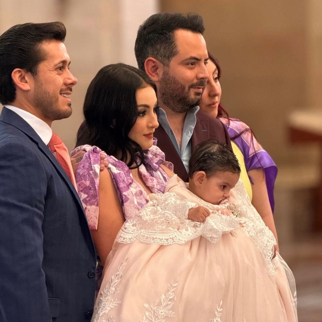 Sin los Derbez, José Eduardo y Paola Dalay celebran el bautizo de su hija Tessa