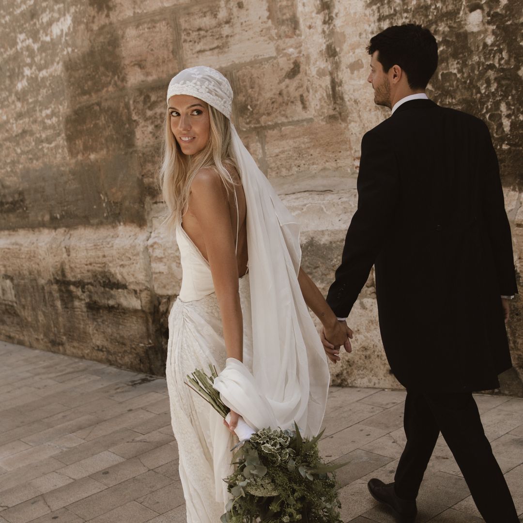 El vestido de novia bohemio con casquete bordado que diseñó una amiga de Marta para su boda en Valencia