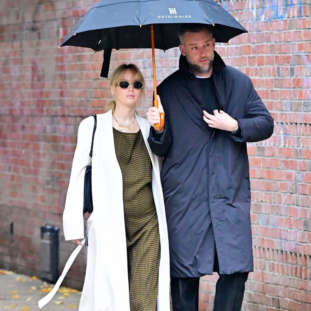 Jennifer Lawrence presume su estilo de embarazada mientras pasea con su esposo en Nueva York