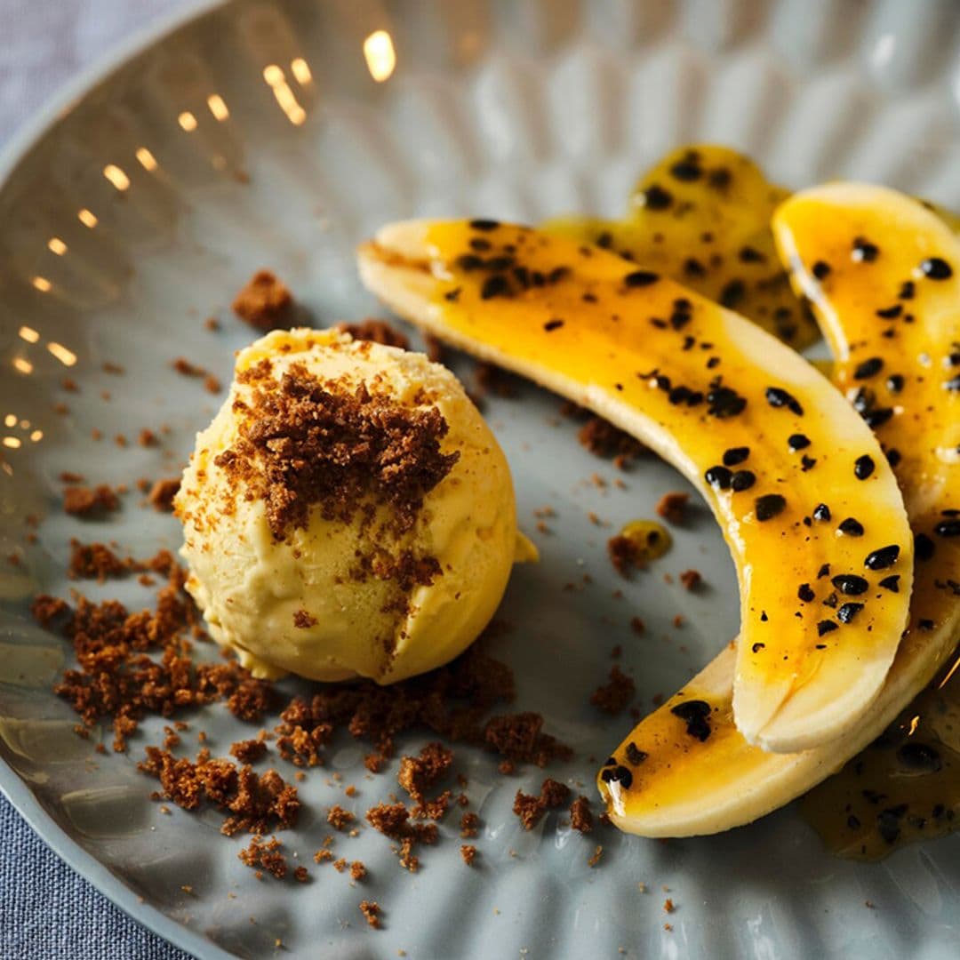 Plátanos 'Suzette' con helado de vainilla y migas de chocolate