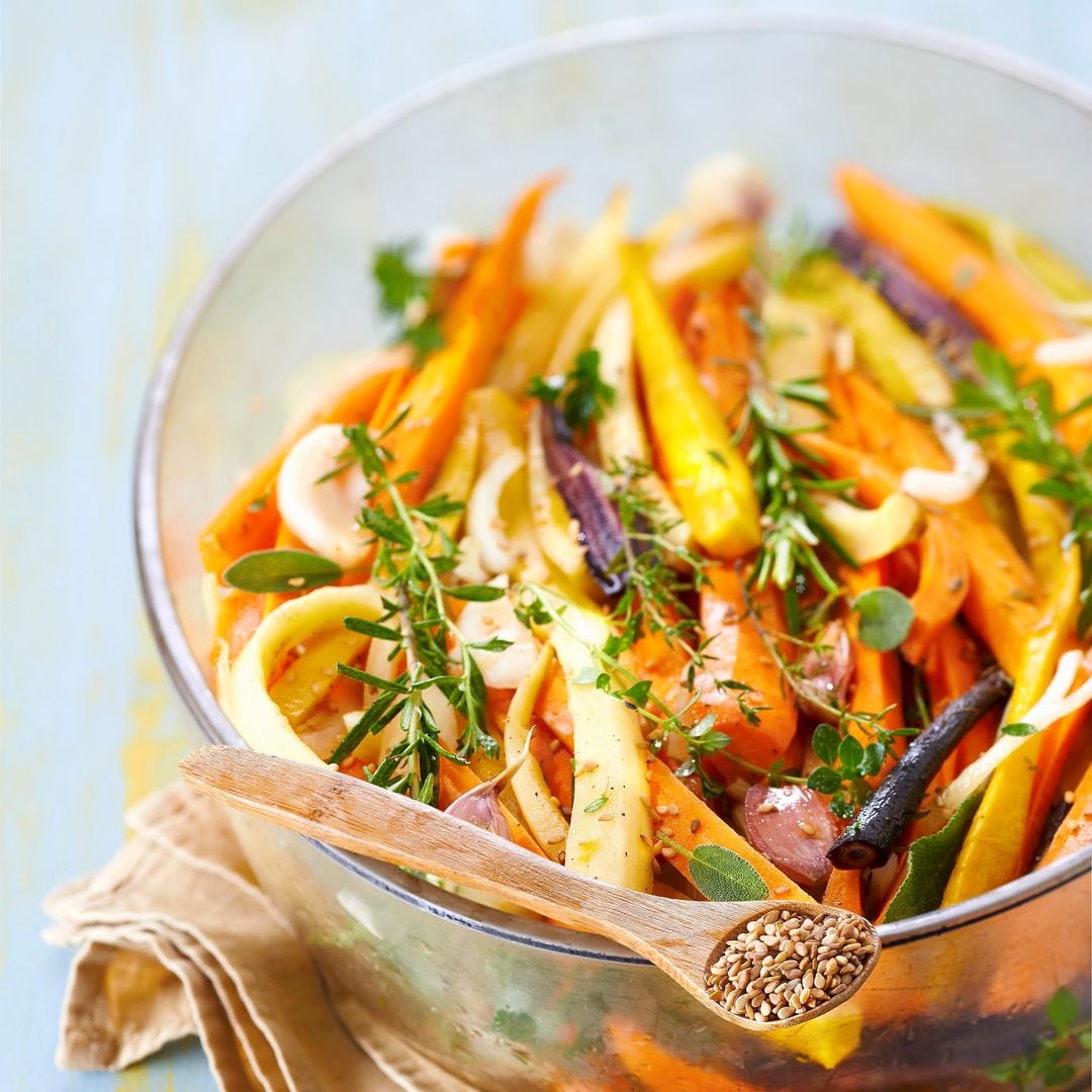 Ensalada templada de zanahorias, hierbas aromáticas y semillas de sésamo