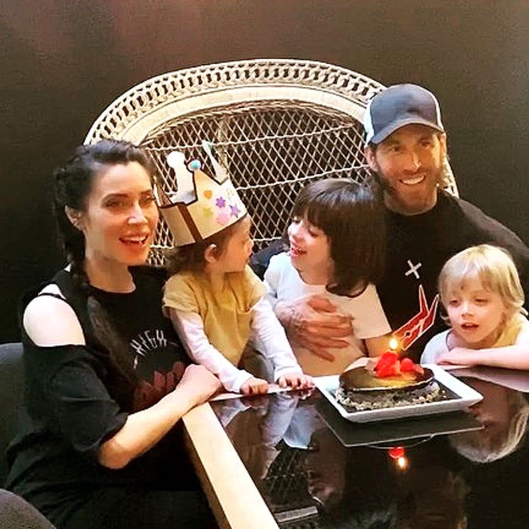 ¡Otro cumpleaños en la familia Ramos Rubio! Alejandro sopla las velas con la ayuda de sus hermanos