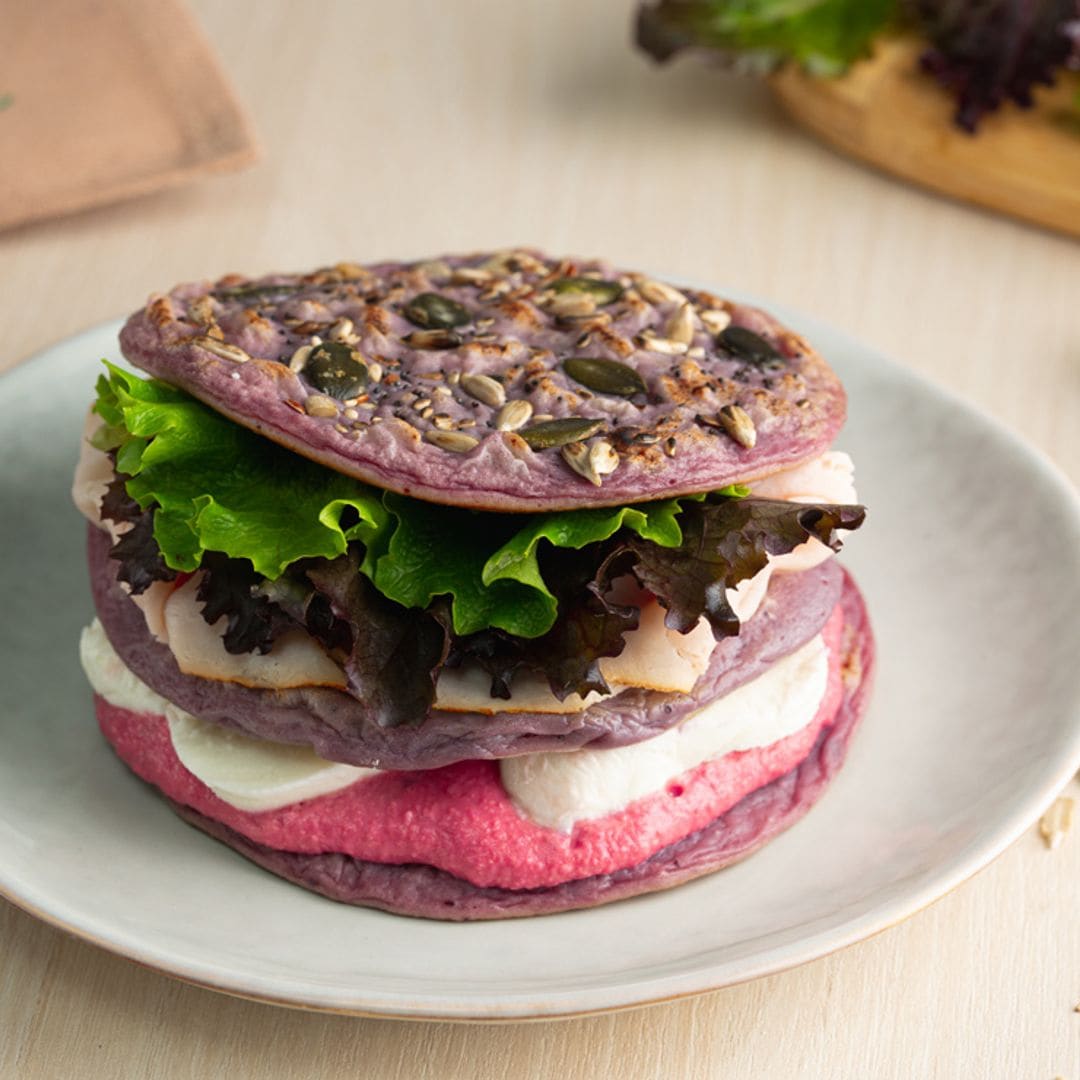 Sándwich de tortitas de patata morada con pavo, mozzarella y brotes tiernos