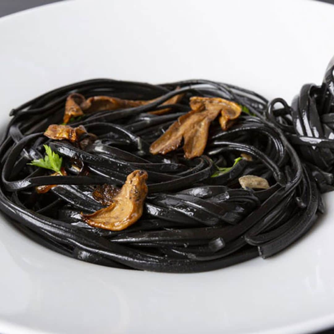 Pasta negra con salteado de setas al ajillo