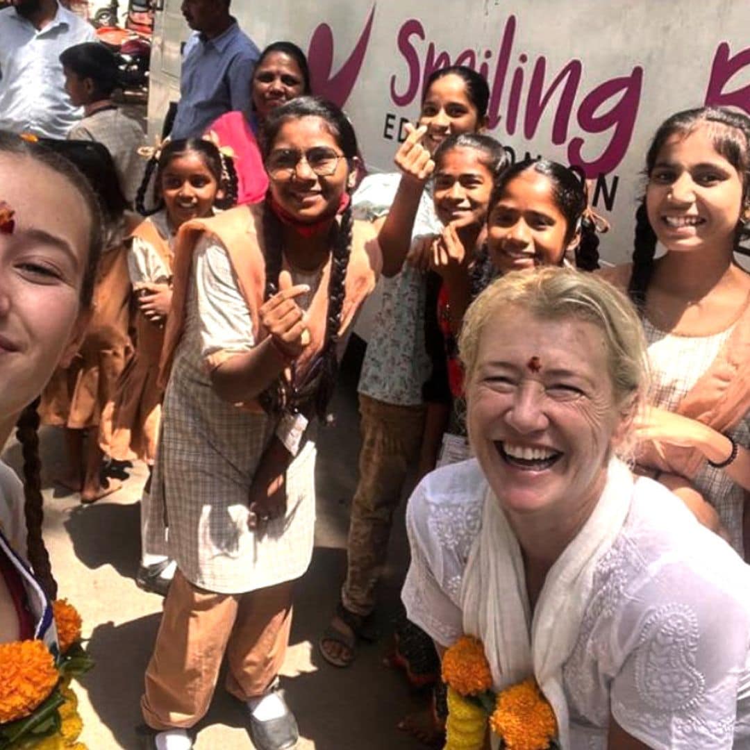 Los momentos más inspiradores de Ana Duato y su hija María Bernardeau, juntas en la India por una gran causa