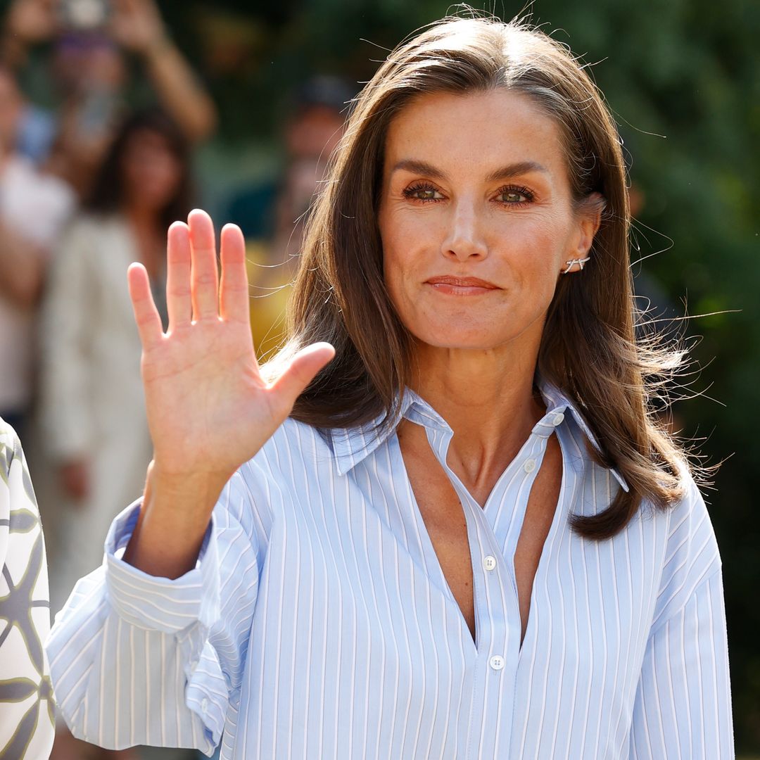 La reina Letizia muestra su lado más moderno en Cantabria con una camisa 'cropped' de escote rasgado