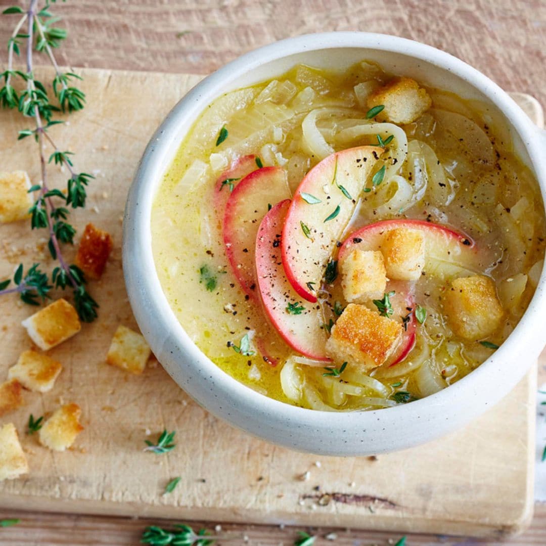 Sopa de cebolla con tomillo y manzana