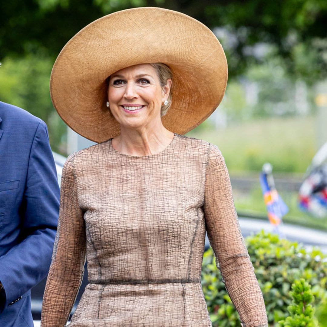 Máxima de Países Bajos y su último look de aires minimalistas: vestido de hilo, pamela XL y ‘stilettos’