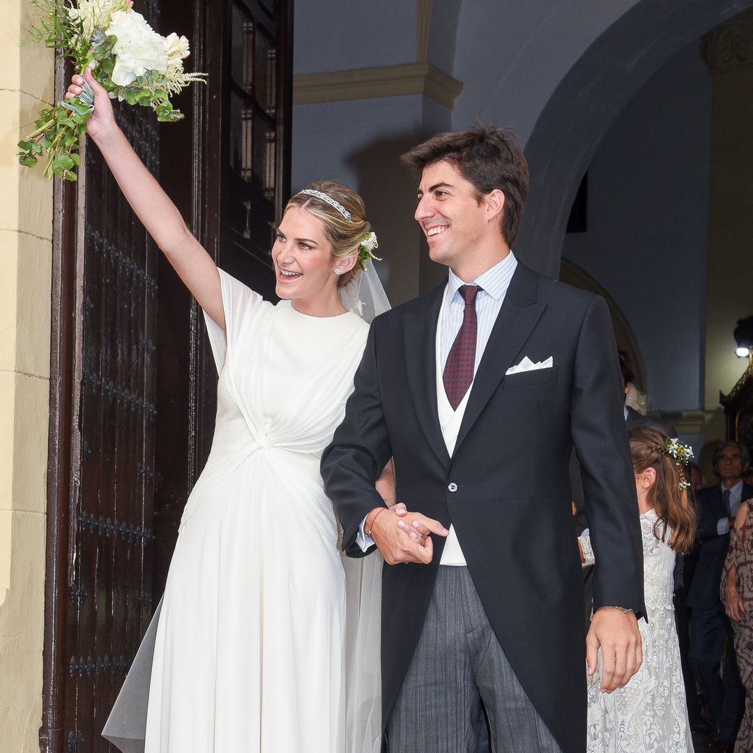 El impecable look nupcial de Sibi Montes: vestido ‘minimal’, diadema de pedrería y sandalias metalizadas