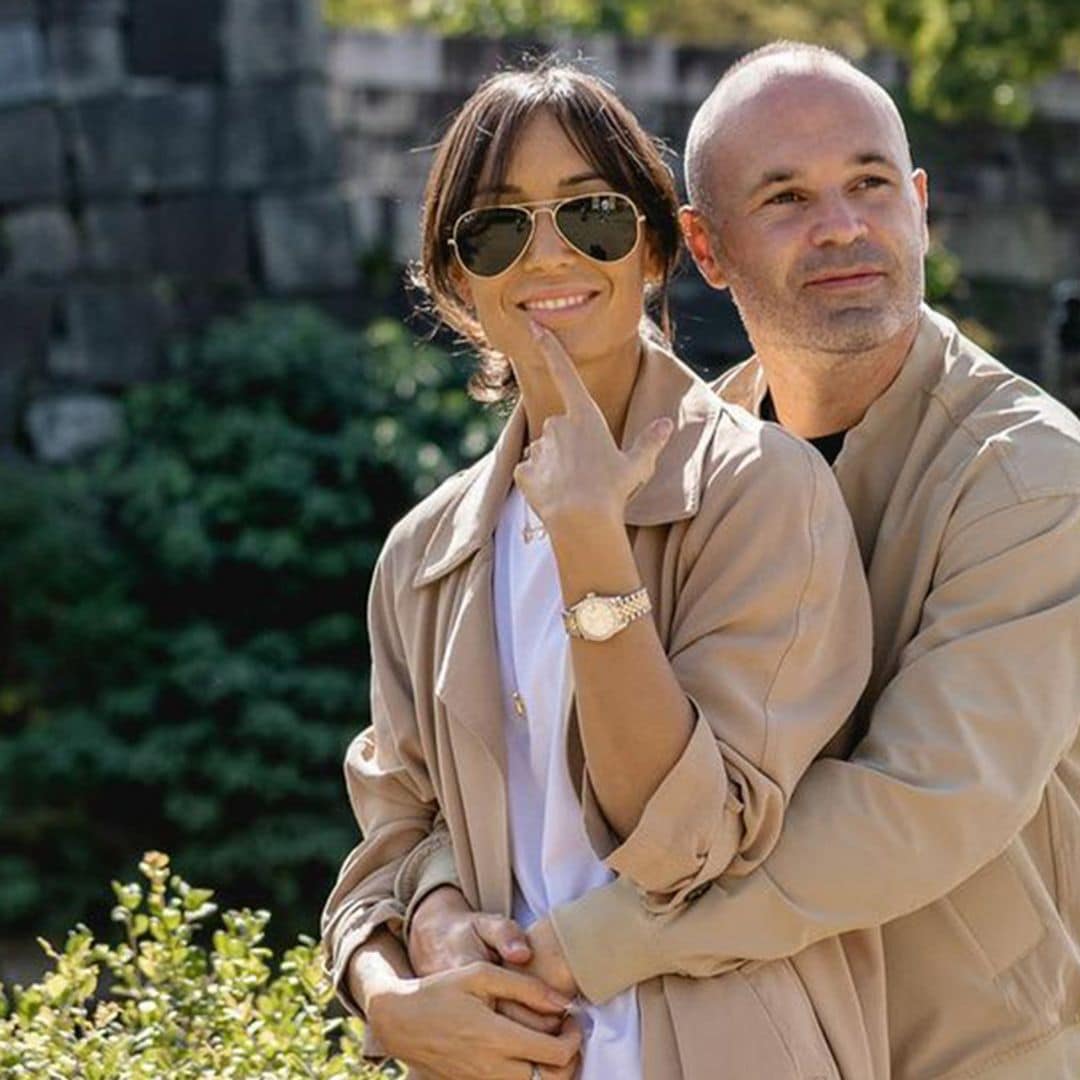 Andrés Iniesta protagoniza el posado más espectacular con su mujer Anna presumiendo de embarazo