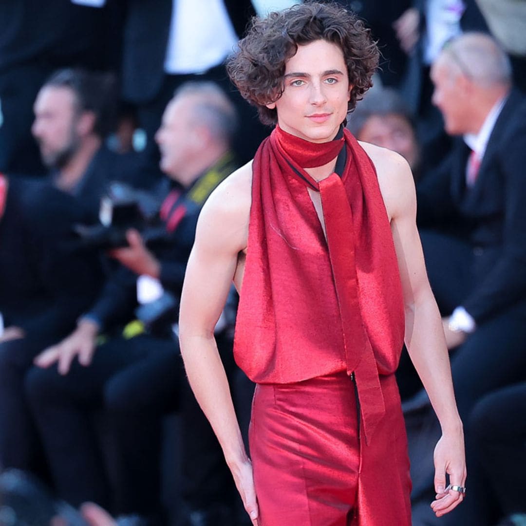 El caso de Timothée Chalamet o cómo desafiar todas las normas de la moda masculina