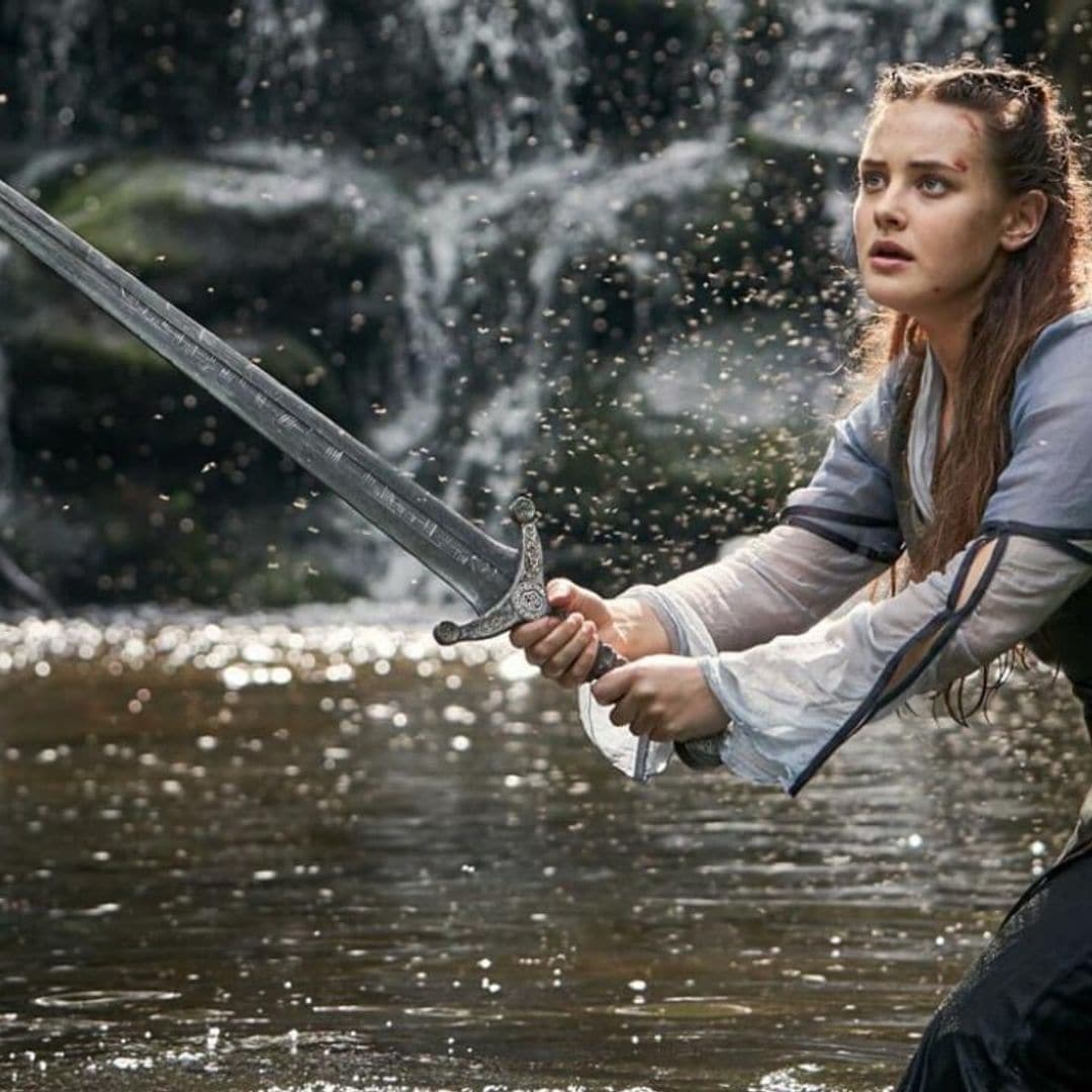 ‘Maldita’, la serie con Katherine Langford como portadora de Excálibur que ya puedes disfrutar