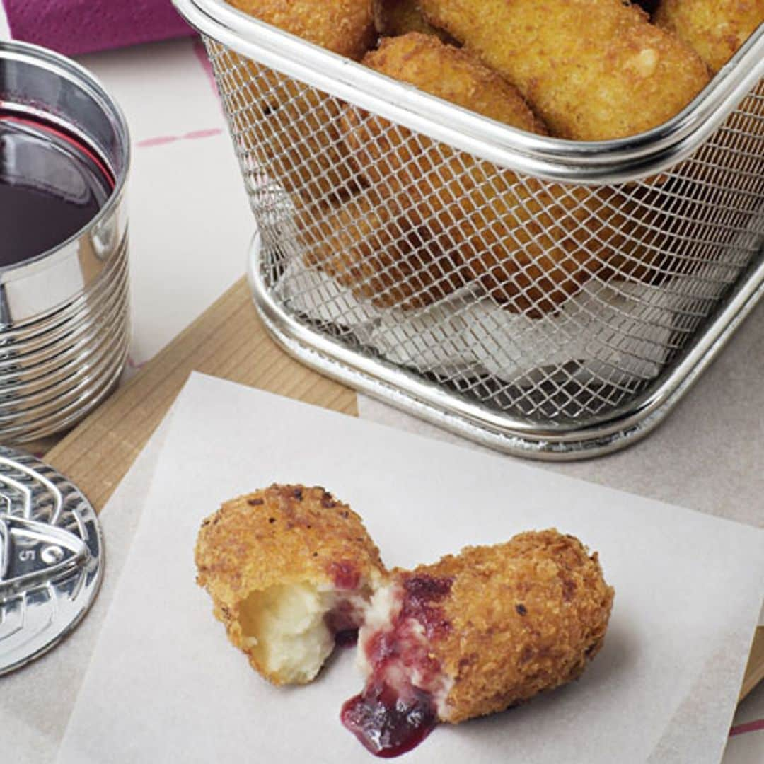 Croquetas de gorgonzola y nata con salsa de cerezas