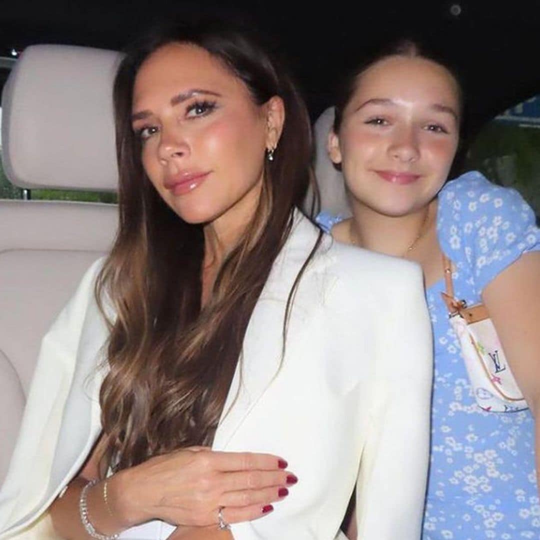 El vestido de invitada inspirado en los 90 que Victoria Beckham y Harper Seven han diseñado juntas