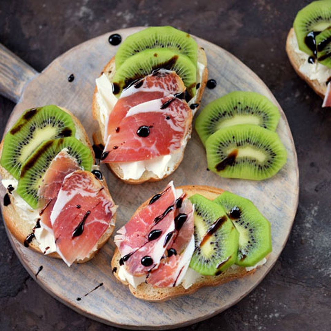 Tostadas de jamón serrano y kiwi