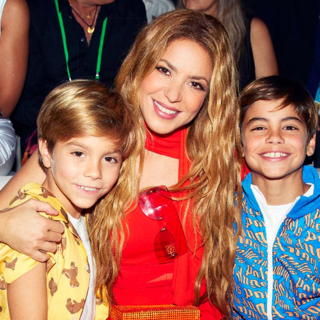 Shakira vuelve con sus hijos a la universidad en la que estudió ¡y se anima a jugar al baloncesto!