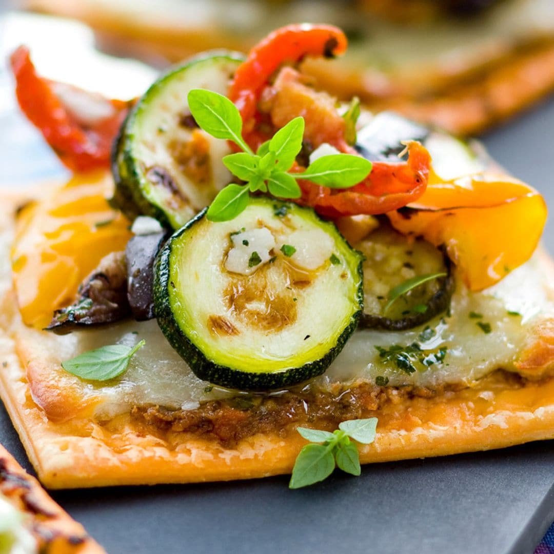 Minitostas de hojaldre con verduras a la plancha y queso