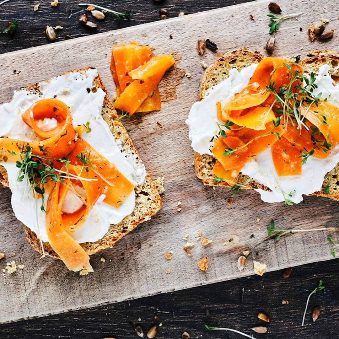 Tostas de falso salmón y queso crema