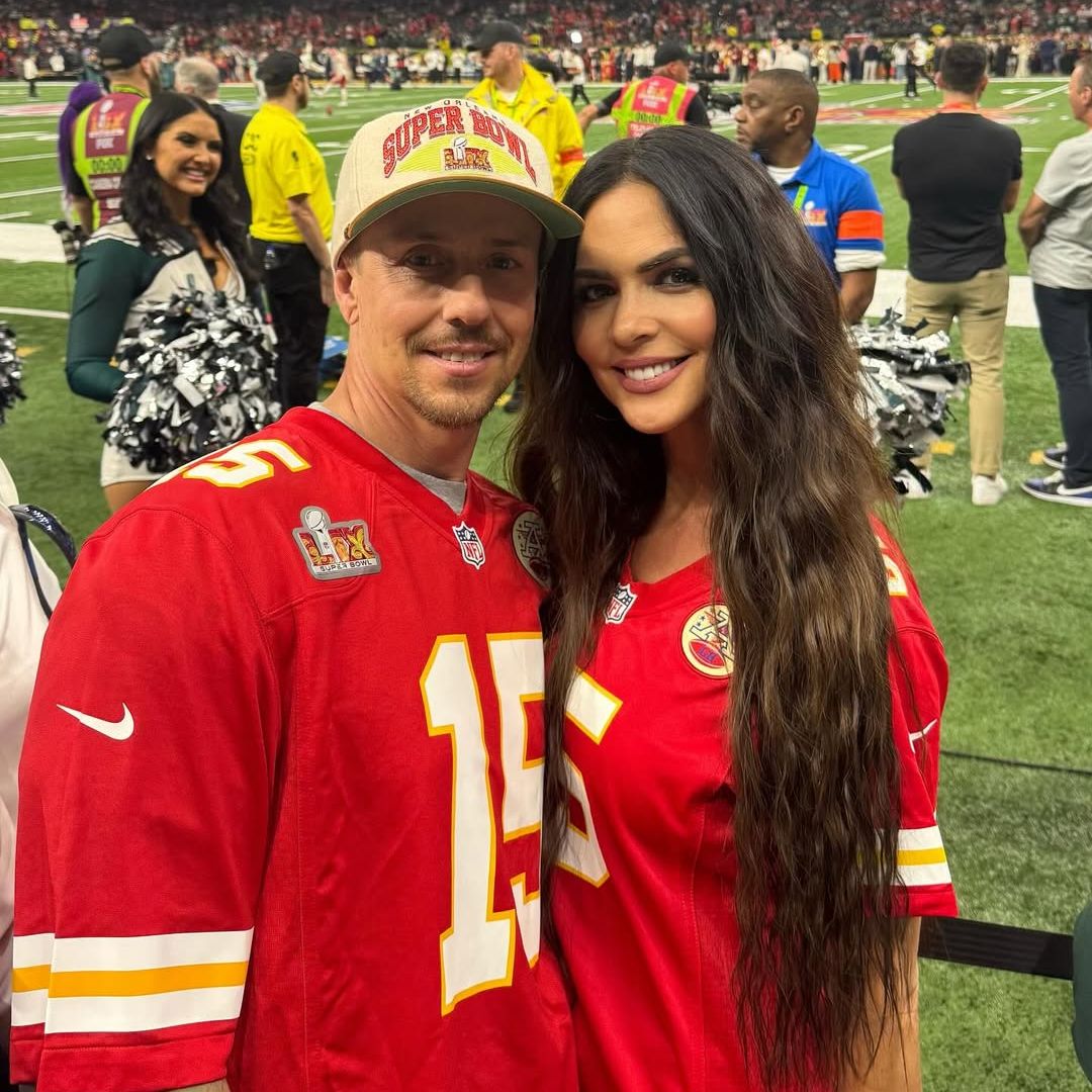 Romina Belluscio y Guti, con la camiseta de los 'Chiefs' y a pie de campo en la final de la Super Bowl