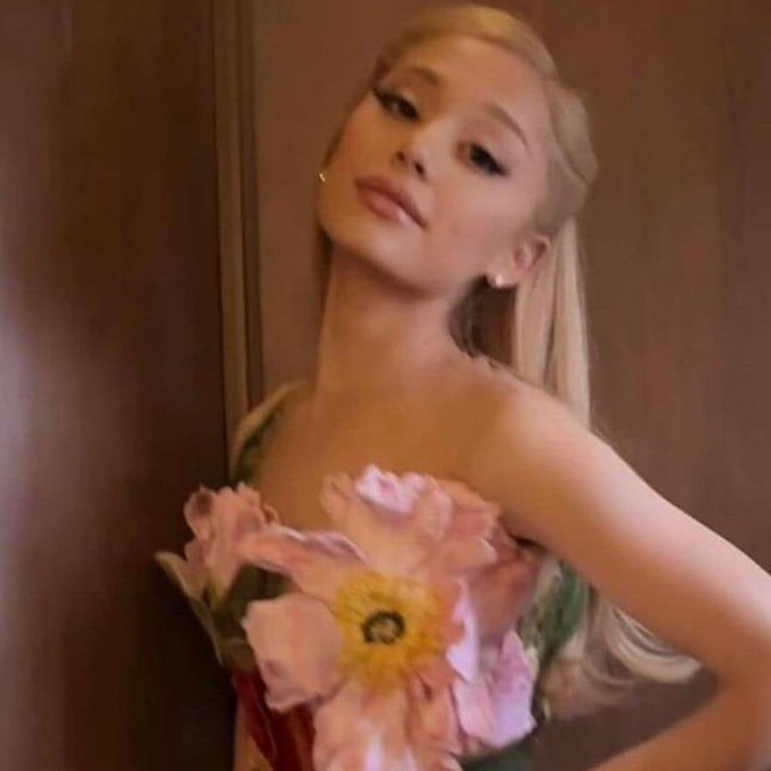 Ariana Grande presume mini vestido de flores 3D