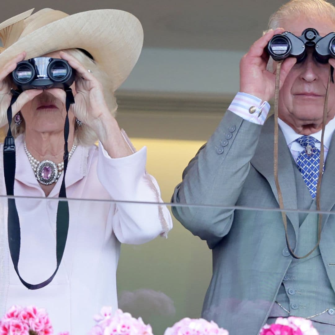 De los prismáticos personalizados de Carlos III a la emoción de Camilla: las curiosidades 'royal' de Ascot