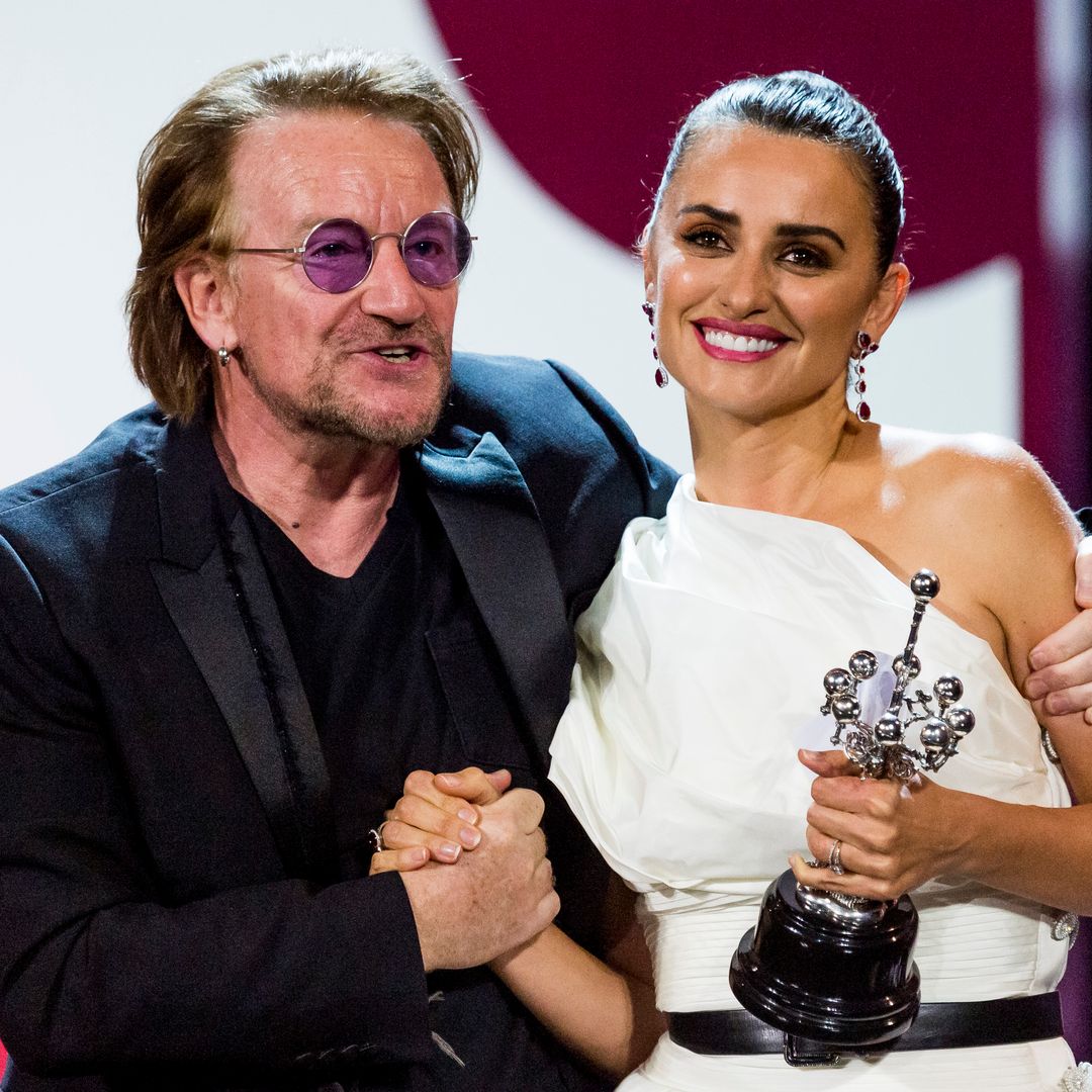 ¡La historia se repite! Así de emocionada recibió Penélope Cruz el Premio Donostia, galardón que se lleva hoy Javier Bardem