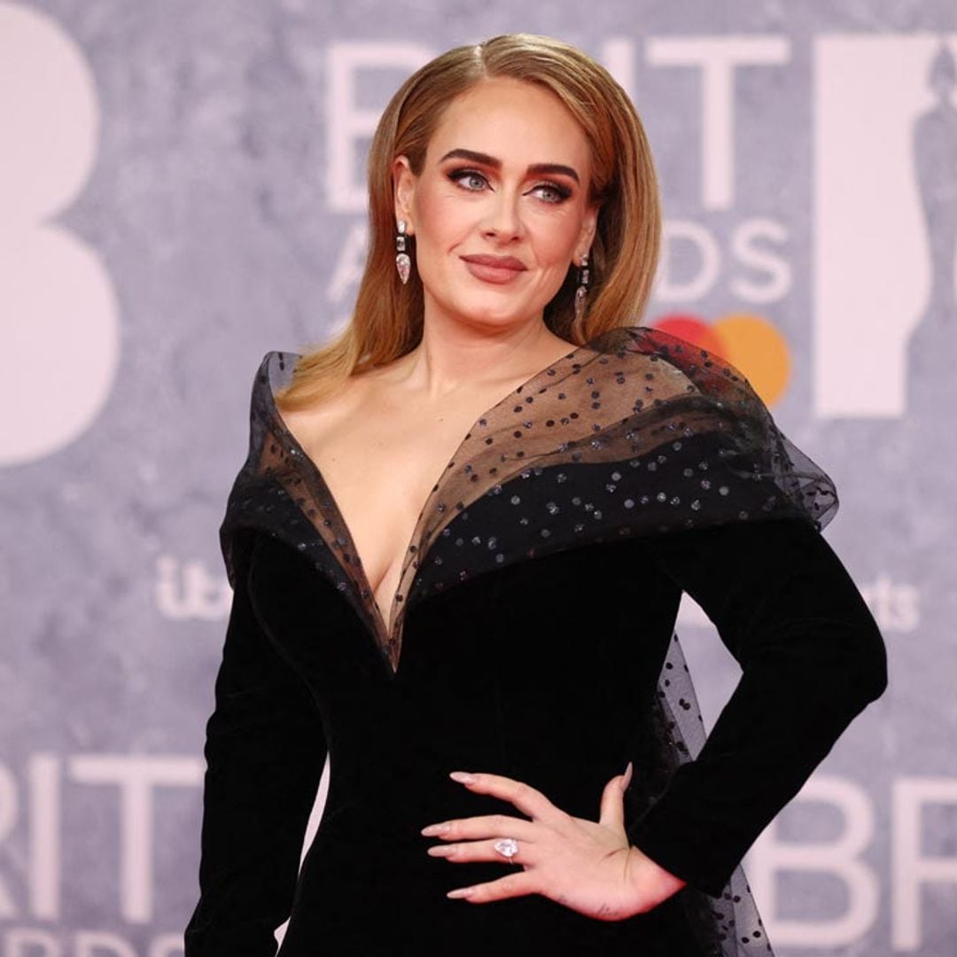 ¿Se ha comprometido Adele? Este anillo hace saltar las alarmas