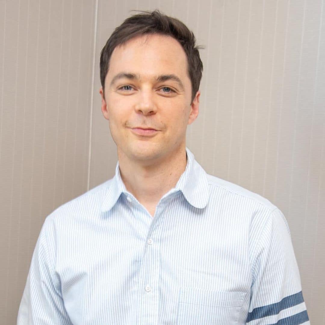 Ni te imaginas el cambio de 'look' de Jim Parsons (Sheldon Cooper en 'The big bang theory')