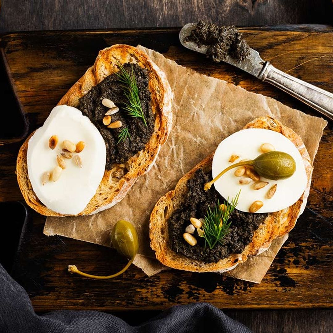 Tostas con 'tapenade' de piñones y mozzarella