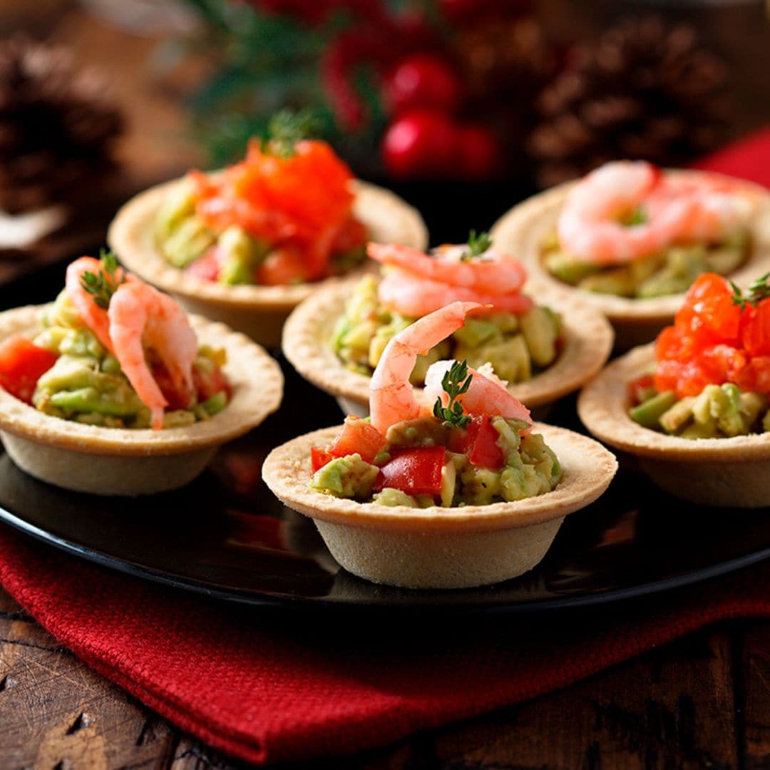 Aperitivo de gambas con aguacate y salmón ahumado