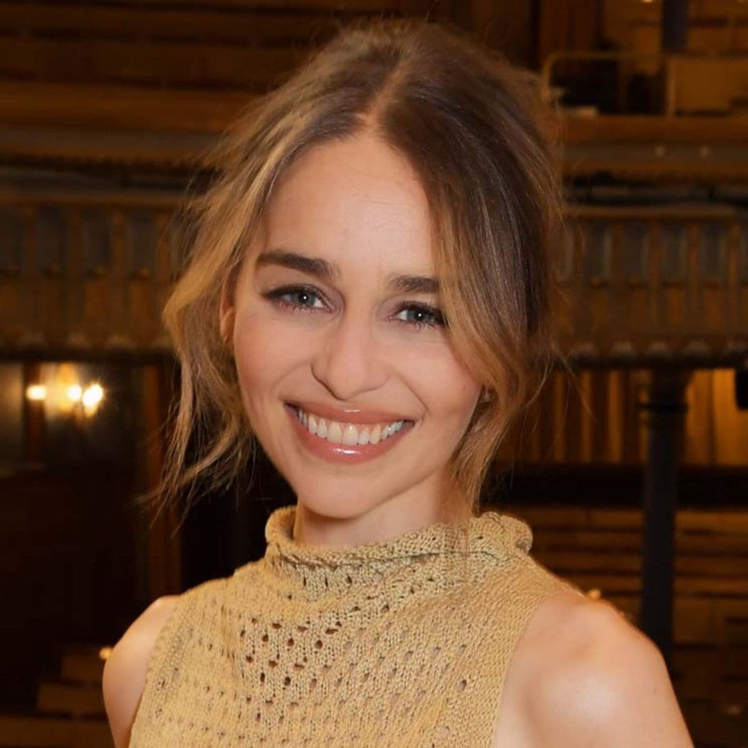 Emilia Clarke, de 35 años, revela que dos aneurismas le dejaron parte del cerebro inutilizable