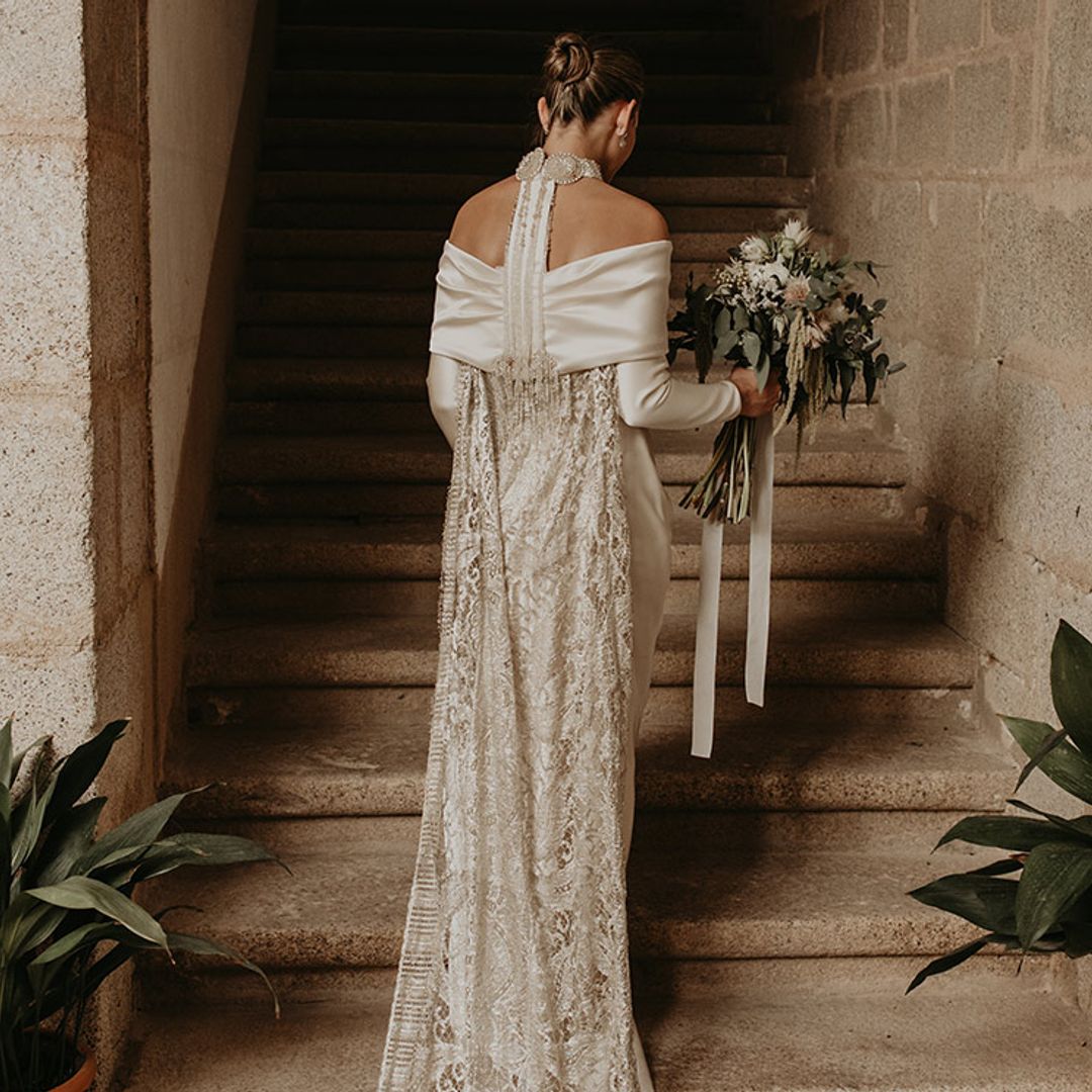 La boda de Cristina en Cáceres, la novia del look satinado y bohemio con detalles años 20