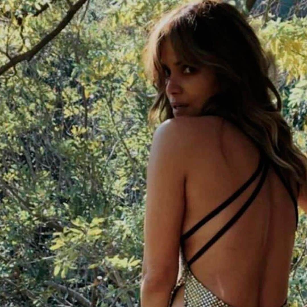 El posado más atrevido de Halle Berry con vestido de lentejuelas, ¿a quién nos recuerda?