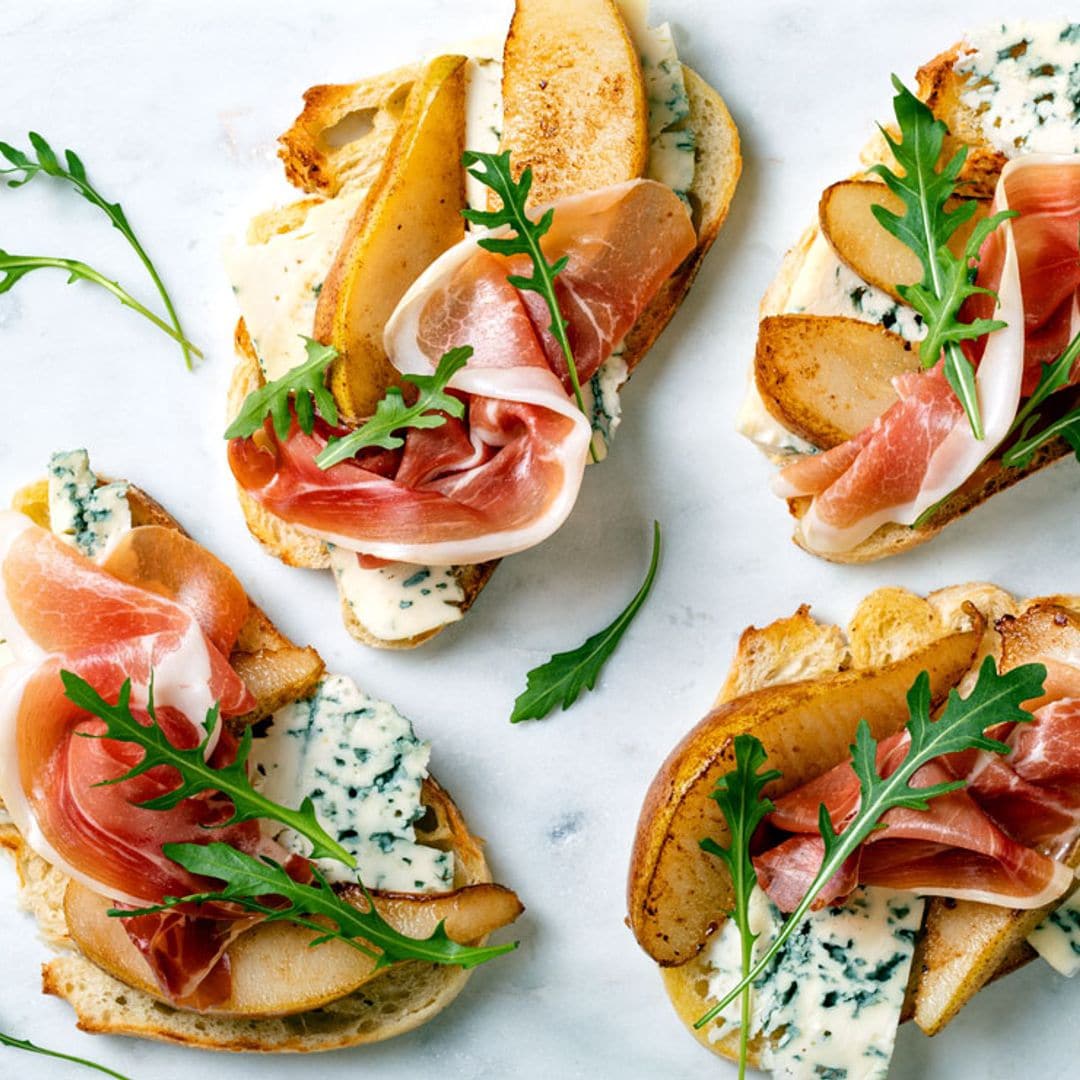 Tostas de pera asada, roquefort y jamón serrano