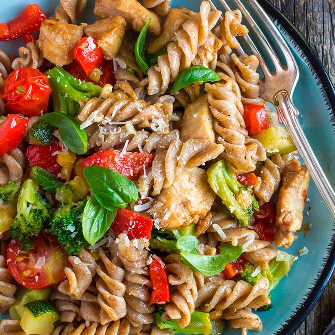 Ensalada de pasta integral con pollo y vegetales